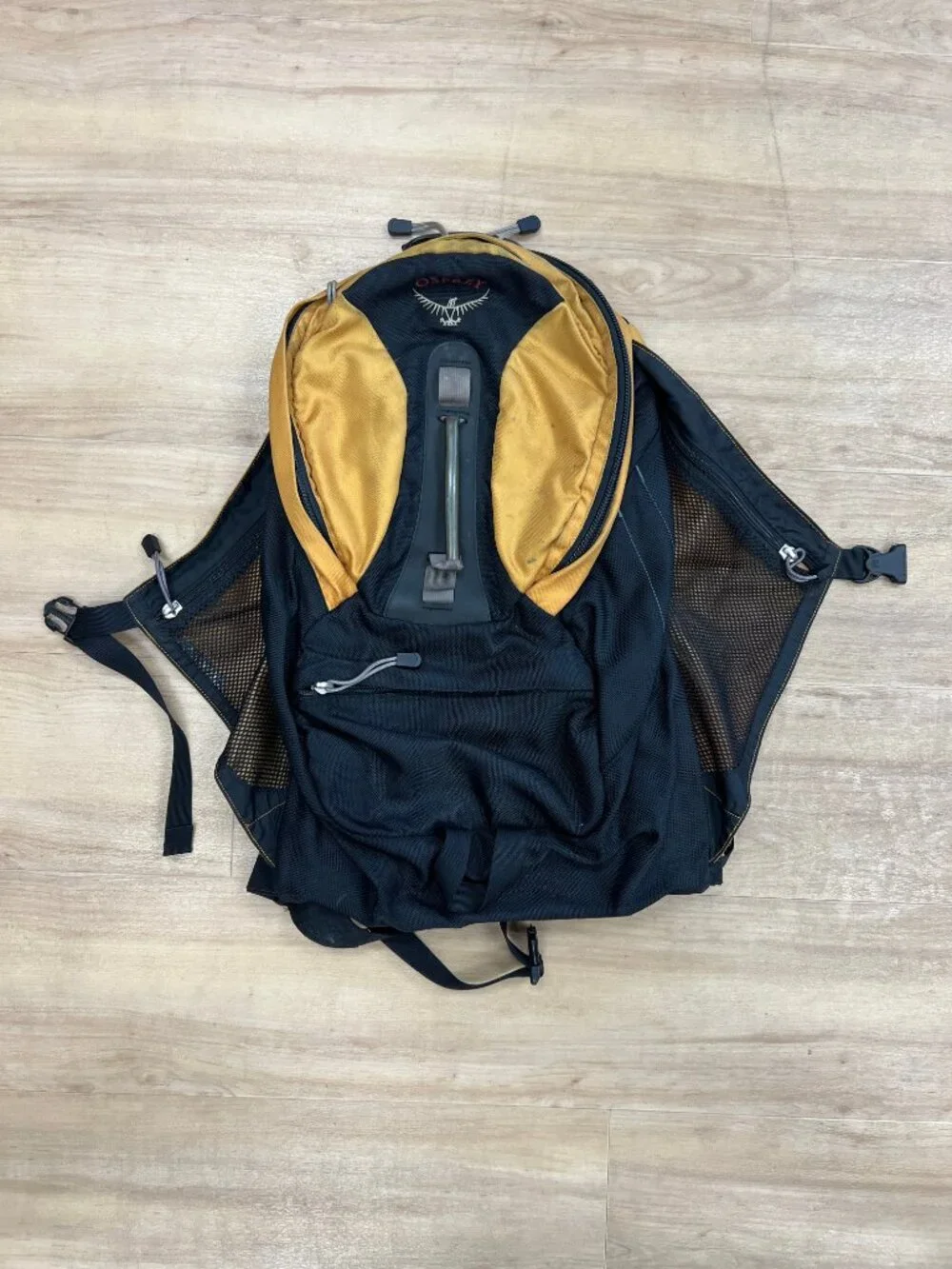 Osprey Synchro 25 hiking backpack yellow and black gorpcore vintage